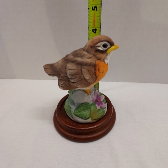 Andrea by Sadek "Robin" Porcelain Figurine on Wood Base #6350 4.5" tall on Stand - Picture 6 of 9